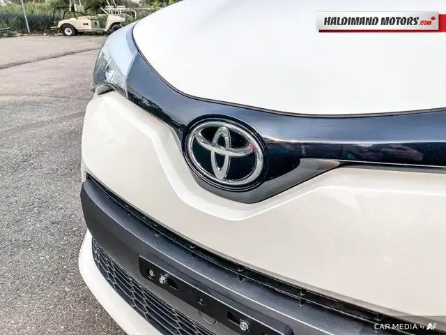 2020 Toyota C-HR XLE Premium in Cars & Trucks in Hamilton - Image 13