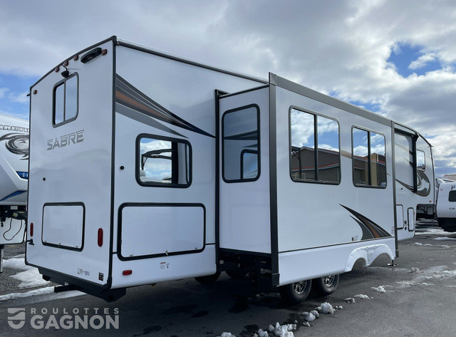 2024 Sabre 32 BHT Fifth Wheel in Travel Trailers & Campers in Lanaudière - Image 4