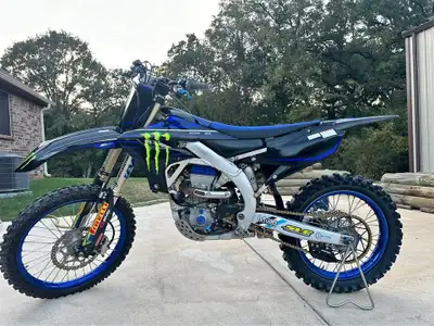 APPLY NOW: https://www.ridecollective.ca/get-pre-approved The 2022 YAMAHA YZ450F is a top-tier motoc...