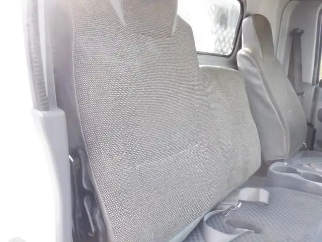 2015 isuzu NPR 12 Foot Flat Deck 3 Seater Diesel in Heavy Trucks in Richmond - Image 36