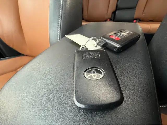 2016 Toyota RAV4 Limited / BEAUTIFUL WHITE ON PEANUT BUTTER  in Cars & Trucks in Ottawa - Image 21
