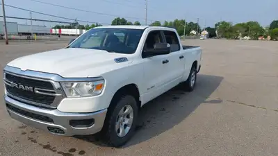 2019 RAM 1500 Hemi Crew Cab 4WD-Low Km's-One Owner-Well Maintained- Rear view Camera-Air Conditionin...