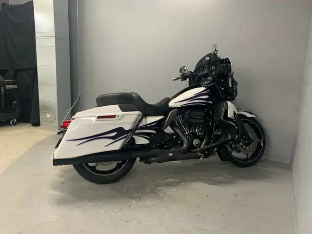 2016 Harley-Davidson CVO Street Glide in Street, Cruisers & Choppers in Oshawa / Durham Region - Image 2