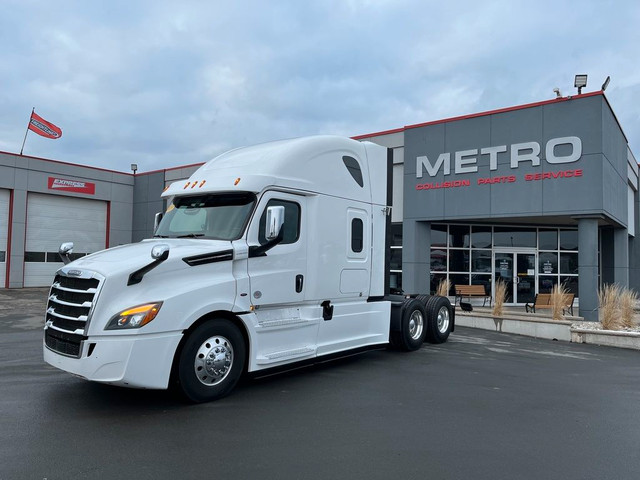  2020 Freightliner Cascadia 400 HP | Parksmart | 1750 Torque | N in Heavy Trucks in Hamilton