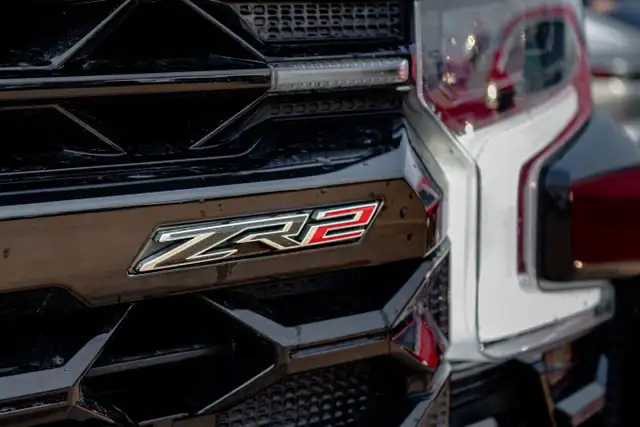 2023 Chevrolet Silverado Short BOX Crew CAB 1500 4WD ZR2 * GM CE in Cars & Trucks in Edmonton - Image 9