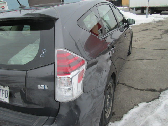 2016 Toyota Prius V in Cars & Trucks in City of Montréal - Image 4