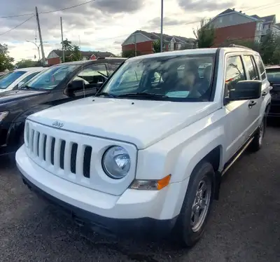 Jeep Patriot 2015 Blanc AWD 2.4 L 4 cylindres - Bon état - Kilométrage à 180000 km ! Vous pouvez par...