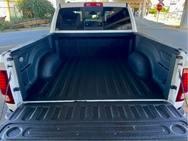 2022 Ram 1500 Classic Warlock CREW 4WD 5.7L HEMI B/U CAMERA dans Autos et camions dans Delta/Surrey/Langley - Image 14