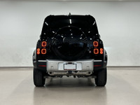 Le Land Rover Defender 110 P300 S 2024 est un VUS robuste et performant, conçu pour affronter une gr... (image 6)