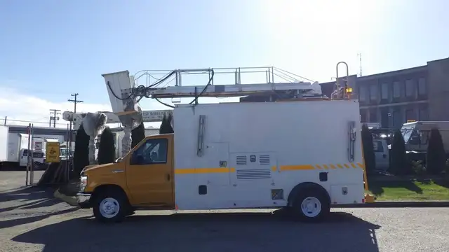 2015 ford Econoline E-450 Cube Van With Bucket in Heavy Trucks in Richmond - Image 6