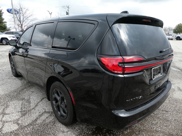 2023 Chrysler Pacifica Hybrid Limited | Heated Seats | Navigatio in Cars & Trucks in Windsor Region - Image 3
