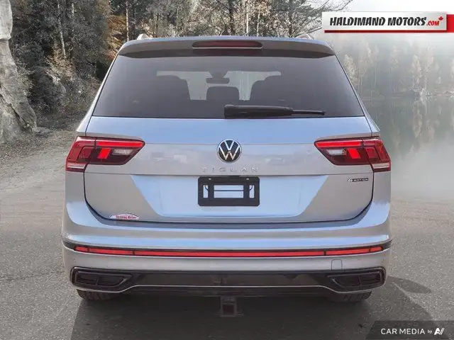 2022 Volkswagen Tiguan Comfortline R-Line Black Edition in Cars & Trucks in Hamilton - Image 5