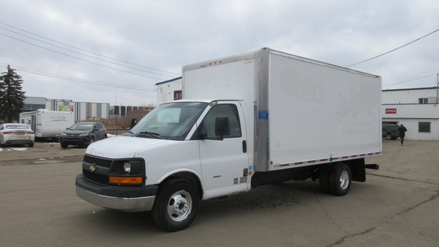 2009 CHEVY Express 3500 16 FT CUBE VAN in Heavy Equipment in Vancouver - Image 2