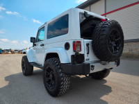 Beau petit Jeep blanc avec accessoires noirs. Roue Fast sur pneus Mud Terrain 35''. Suspension relev... (image 4)