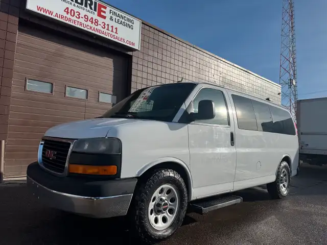 2014 GMC Savana 8 Passenger Van AWD in Cars & Trucks in Calgary - Image 3