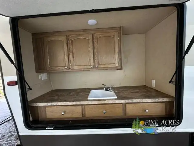 2015 Shasta RVs Revere 32DS in Travel Trailers & Campers in Truro - Image 4