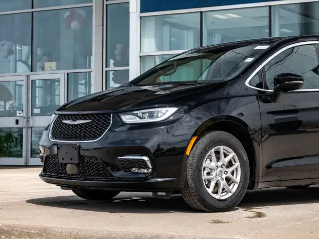 2025 Chrysler Pacifica Select in Cars & Trucks in Barrie - Image 13