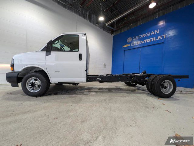 2024 Chevrolet Express Commercial Cutaway - Power/Driver in Cars & Trucks in Barrie - Image 2