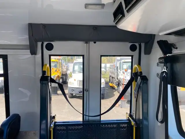 2017 chevrolet Express G4500 21 Passenger Bus With Wheelchair Ac in Heavy Trucks in Richmond - Image 33