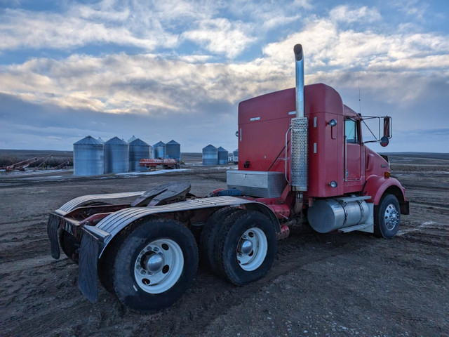 1999 Kenworth T/A Sleeper Truck Tractor T800B in Heavy Trucks in Edmonton - Image 4