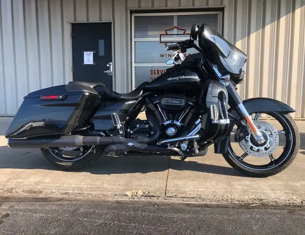 2017 Harley-Davidson FLHXSE - CVO Street Glide in Sport Touring in Winnipeg - Image 2