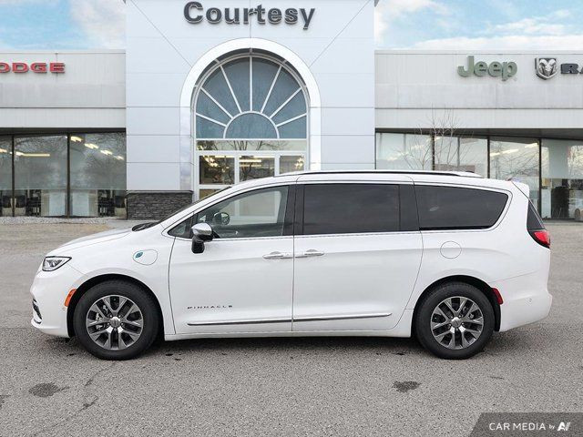 2023 Chrysler Pacifica Hybrid Pinnacle in Cars & Trucks in Calgary - Image 2