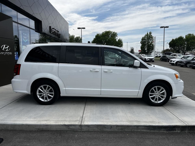 Dodge Grand Caravan Sxt Premium Plus 2019 in Cars & Trucks in Lethbridge - Image 3