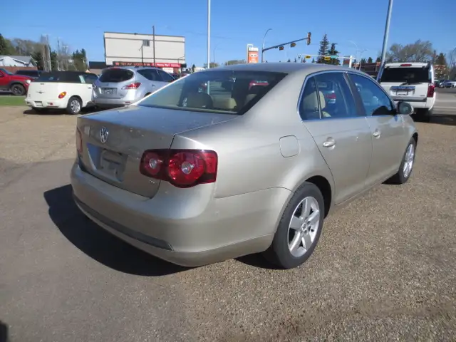 2008 Volkswagen Jetta Comfortline 2.5L w/ Htd Lthr/Sunroof in Cars & Trucks in Edmonton - Image 4