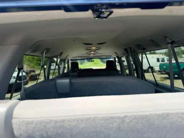 2014 Ford Econoline Wagon 15 Passenger in Cars & Trucks in Oakville / Halton Region - Image 19
