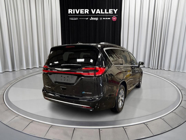 2024 Chrysler Pacifica Hybrid in Cars & Trucks in Strathcona County - Image 3