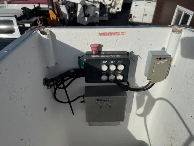 2011 Ford F-550 XLT Bucket Truck 4X4 in Heavy Trucks in Calgary - Image 14