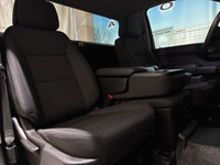 This Chevrolet Silverado 1500 is equipped with: 40/20/40 Front Split Bench Seat, Cruise Control, 10-... (image 2)