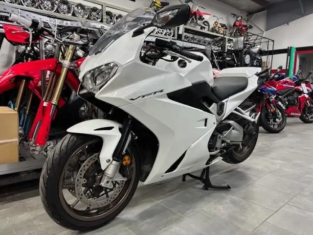 2015 HONDA VFR 800 FF VFR Metallic White in Street, Cruisers & Choppers in Winnipeg - Image 3