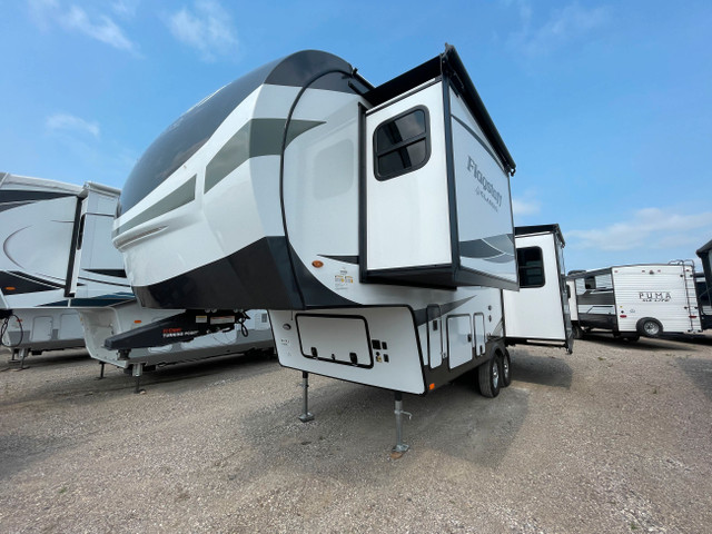 2024 Flagstaff Classic 281RK 5th wheel - 2 slides- rear kitchen in Travel Trailers & Campers in Stratford - Image 3