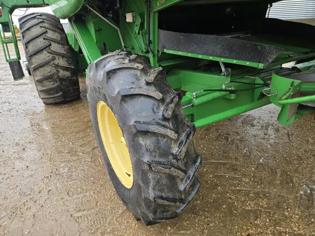2000 John Deere Combine 9650 in Farming Equipment in Kamloops - Image 37
