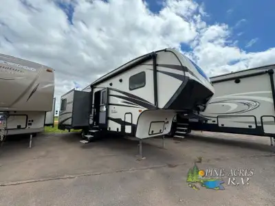 You will enjoy camping with family and friends in this CrossRoads Cruiser Aire fifth wheel model CR2...