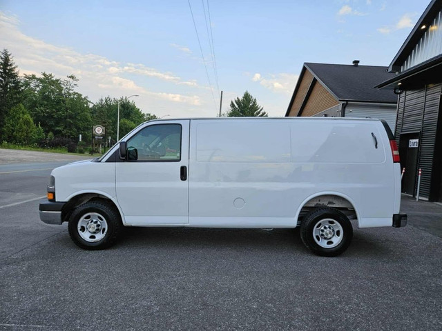 2009 Chevrolet Express Cargo Van 3500 dans Autos et camions  à Ville de Québec - Image 2