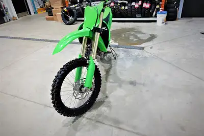 2022 Kawasaki KX250 MOTEUR REFAIT A NEUF 4HRS SEULEMENT CHAINE NEUVE PLAQUETTE DE FREIN NEUF ROUES N...