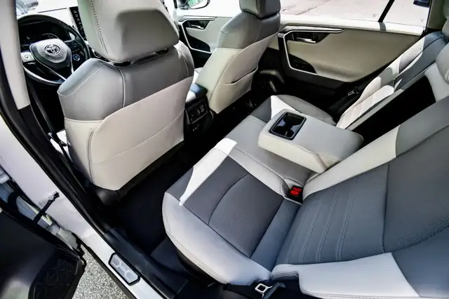 2019 Toyota RAV4 Hybrid Limited • SUNROOF • COOLED LEATHER • CP/ in Cars & Trucks in Cornwall - Image 33