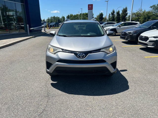 2016 Toyota RAV4 LE | FWD | Spacieux | Caméra de Recul | Bluetoo in Cars & Trucks in City of Montréal - Image 2