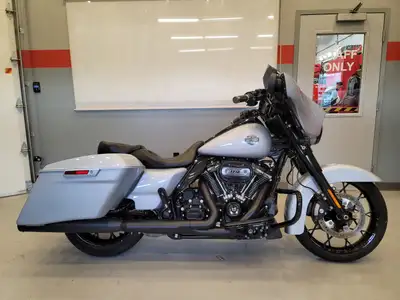 This is a super clean example of a Street glide in the Stunning Atlas Silver metallic colour! Loaded...