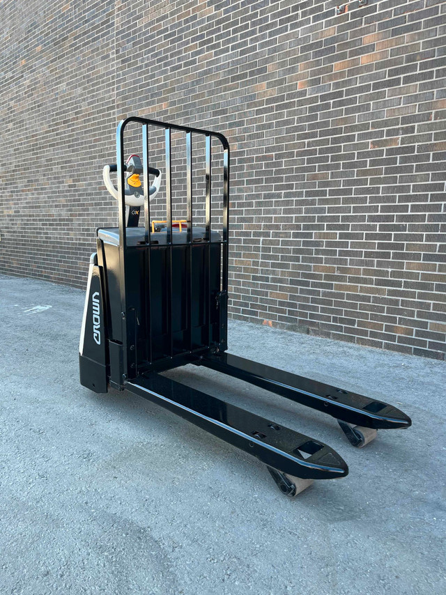 CROWN Electric pallet jack Forklift 4500lbs capacity W Charger in Heavy Equipment in Mississauga / Peel Region - Image 4