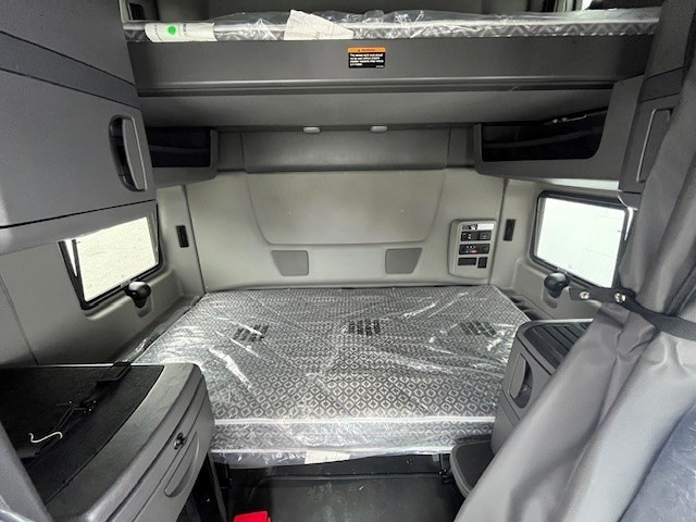 2025 International LT 6x4 in Heavy Trucks in Edmonton - Image 4