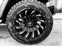 This Jeep Gladiator has a strong ERC 3.6L Pentastar(TM) VVT V6 engine w/ESS engine powering this Aut... (image 6)