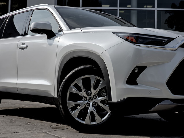 2025 Toyota Grand Highlander Hybrid Limited AWD in Cars & Trucks in City of Toronto - Image 3