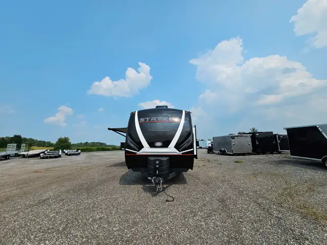 TOY HAULER CLEARANCE -STYKER 3414 W/REAR PATIO DECK UNDER COST in RVs & Motorhomes in London - Image 39