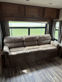 This opposing slides trailer is sure to impress anybody that walks through the door! This rear livin... (image 5)