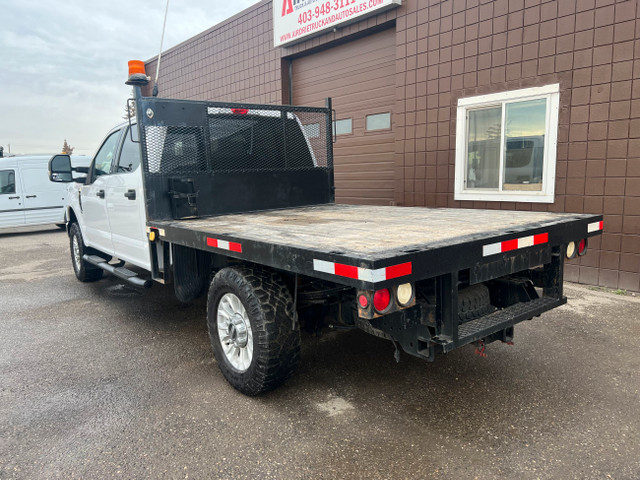 2020 Ford Super Duty F-350 SRW XLT Flat Deck in Cars & Trucks in Calgary - Image 3