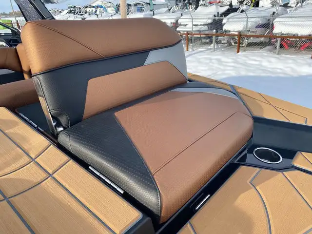 2021 Centurion Ri245 in Powerboats & Motorboats in Kelowna - Image 11