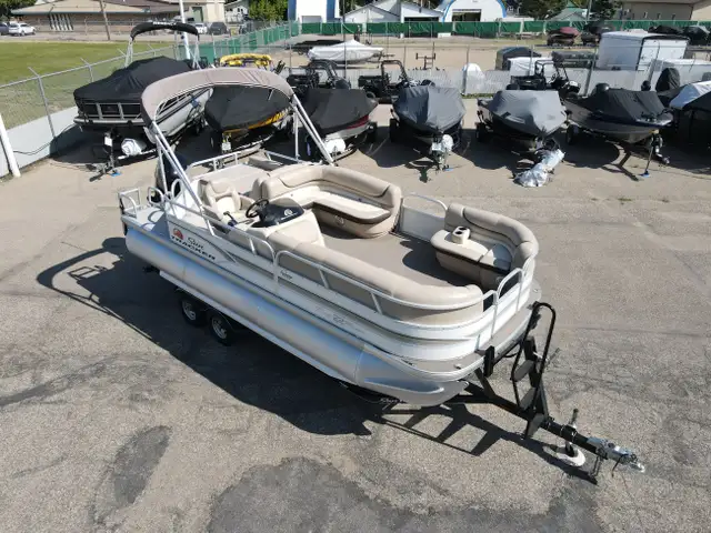 used pontoon boat 2015 SUNTRACKER Party Barge RF 22 TRITOON  in Powerboats & Motorboats in Prince Albert - Image 3
